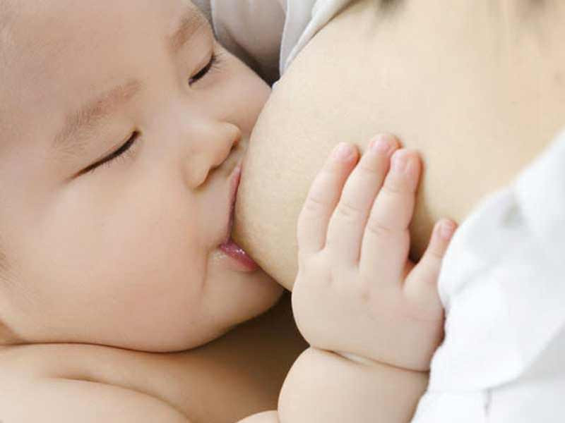 trẻ biếng ăn có nên cai sữa