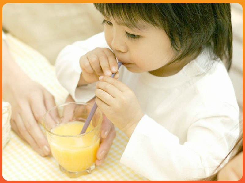 trẻ cần uống bao nhiêu nước