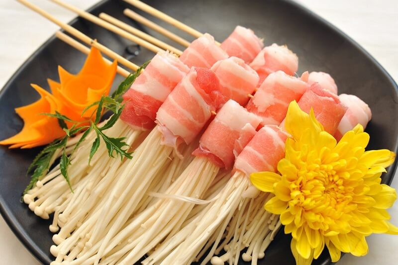 canh thịt bò cuộn nấm kim châm