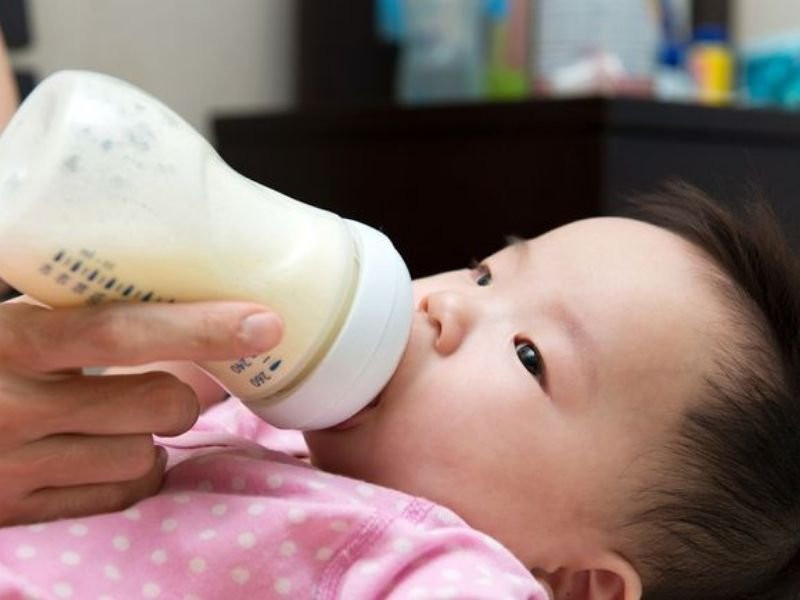 trẻ bị dị ứng sữa