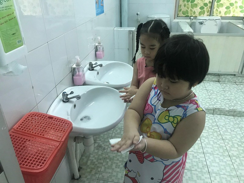 hướng dẫn trẻ rửa tay