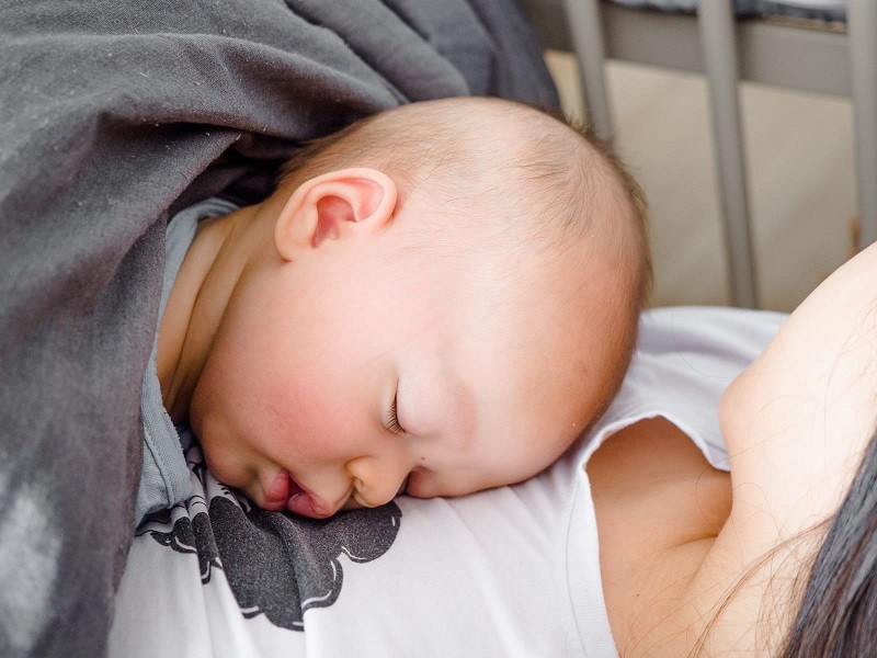 trẻ bị bẹp đầu có tròn lại được không
