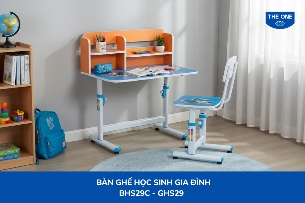 Bộ bàn ghế học sinh The One BHS29C-3 dành cho bé trai được bố trí gần cửa sổ, tạo không gian học tập thoải mái và đầy đủ ánh sáng.