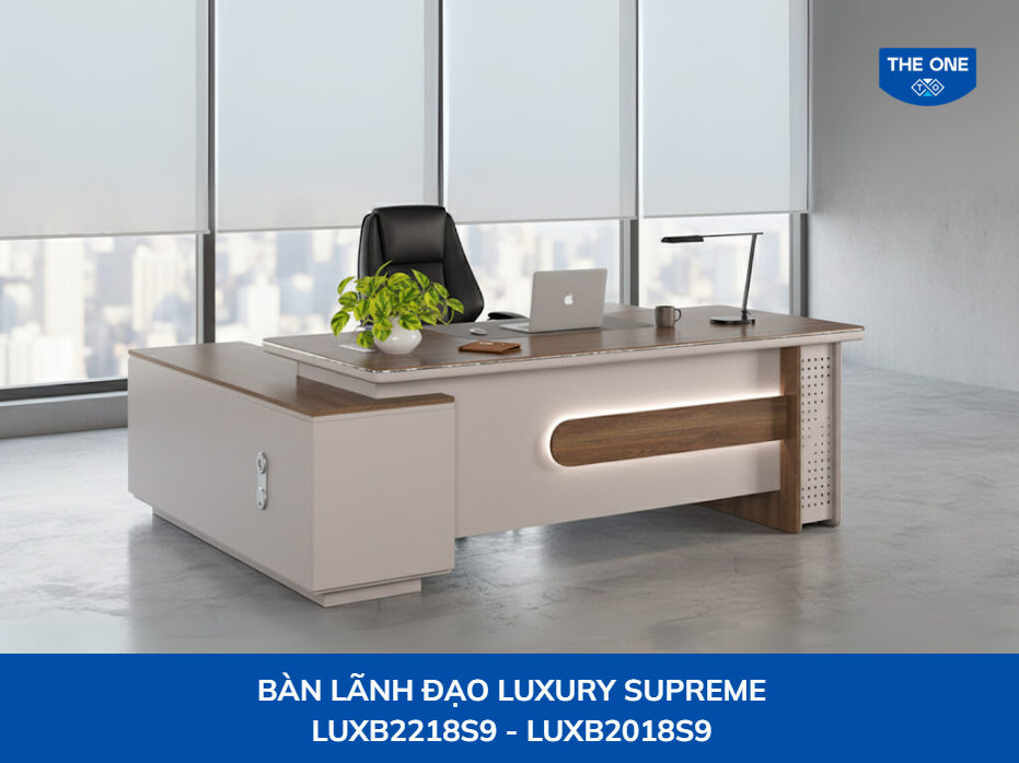 Cây trầu bà vàng đặt trên bàn làm việc không chỉ tạo điểm nhấn thẩm mỹ mà còn mang ý nghĩa phong thủy thu hút may mắn và tài lộc.