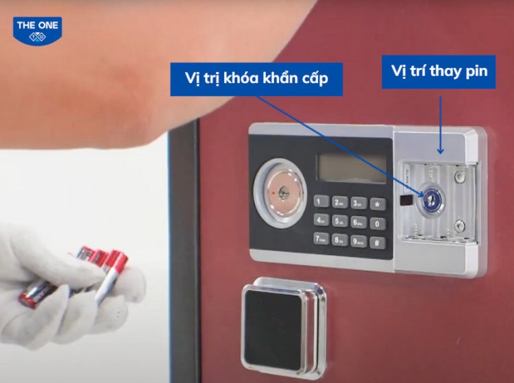 Vị trí khay pin và chìa khóa khẩn cấp của két sắt điện tử.