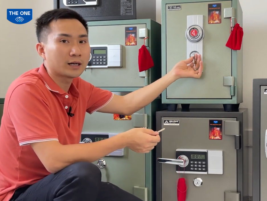 Hướng dẫn mở khóa két bằng khóa cơ khẩn cấp.