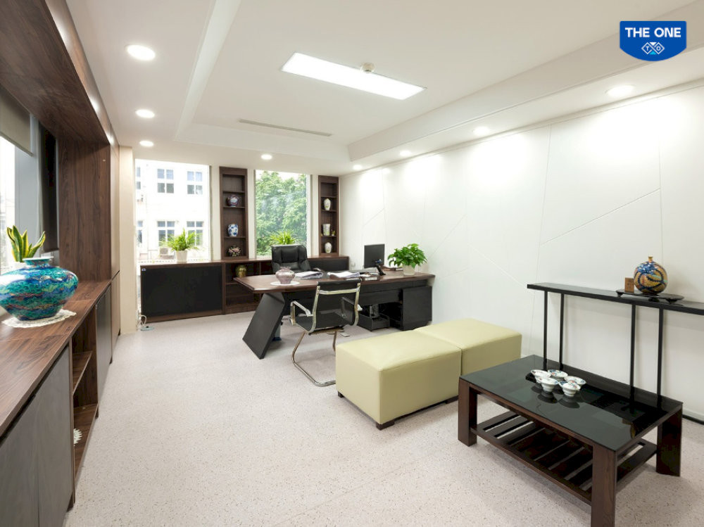 Phòng làm việc cá nhân được thiết kế cân bằng giữa yếu tố cây xanh và vật liệu gỗ tự nhiên.