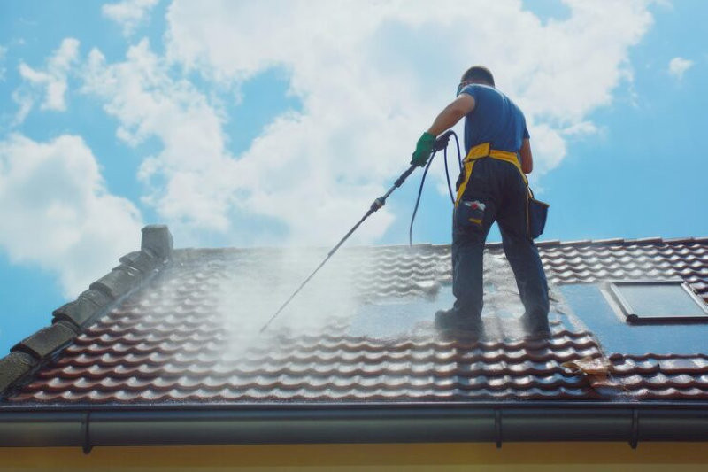 Vệ sinh định kỳ giúp hạn chế tắc nghẽn, ẩm mốc và duy trì độ bền công trình. (Nguồn: Internet)
