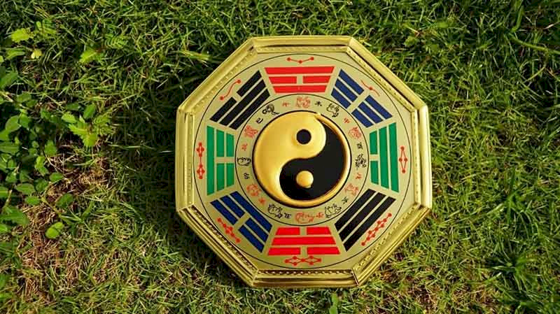 Có thể treo gương bát quái phía ngoài cửa chính để phản chiếu bớt sát khí từ bên ngoài. (Nguồn: Internet)