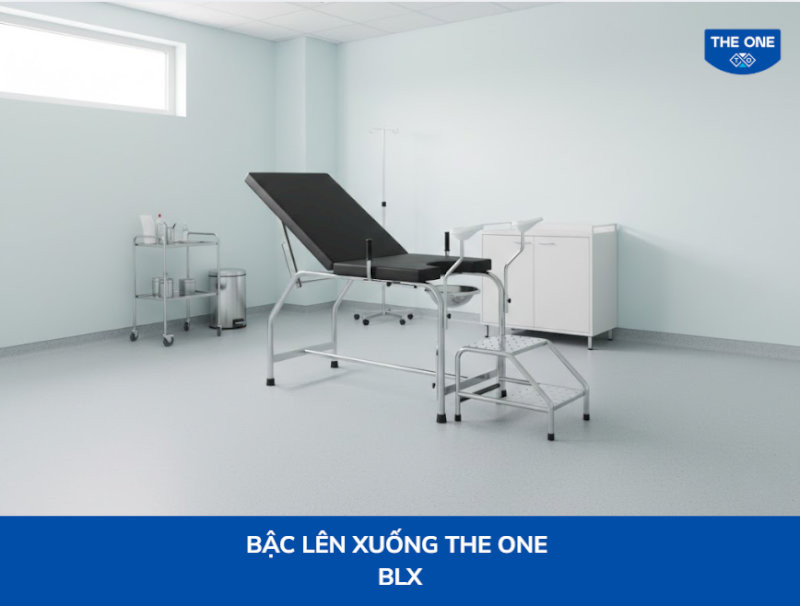 Bậc lên xuống y tế thường làm bằng inox bền bỉ, chống trơn trượt (dập nhám/gân) và chắc chắn để bệnh nhân lên xuống giường khám, bàn sinh hoặc tập đi.