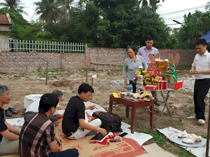 Hình ảnh người được mượn tuổi trực tiếp thực hiện các thủ tục phong thủy quan trọng như cuốc đất động thổ và làm lễ cất nóc, nhằm thay thế gia chủ tiếp nhận năng lượng tốt cho ngôi nhà mới (Nguồn: Internet).