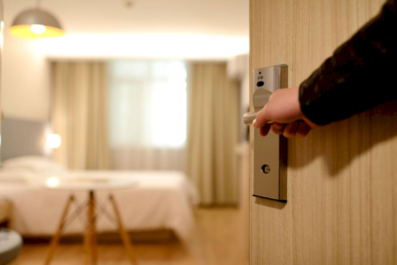 Khi bạn dừng lại, gõ cửa và chờ vài giây trước khi bước vào, não bộ có thêm một nhịp nhỏ để khoảng nghỉ để tâm trí làm quen với môi trường mới (Nguồn ảnh: Internet)