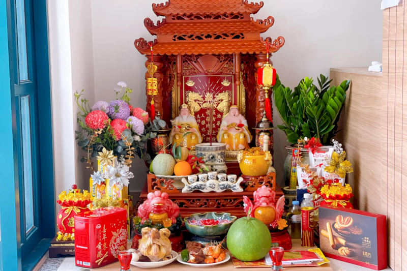 Bàn thờ Thần Tài nên được đặt ở vị trí có lưng tựa vào tường vững chắc và mặt nhìn thẳng ra cửa chính (Nguồn ảnh: Internet)