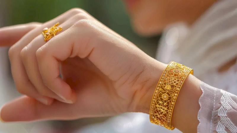 Vàng thật có màu vàng đậm, bóng đều, ánh kim tự nhiên không gắt và nhất quán về màu sắc dù nhìn từ bất kỳ góc nào (Nguồn ảnh: Internet)