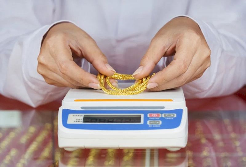 Bạn có thể mang trang sức đến trực tiếp các cửa hàng trang sức uy tín hoặc trung tâm kiểm định nhà nước để kiểm tra (Nguồn ảnh: Internet)