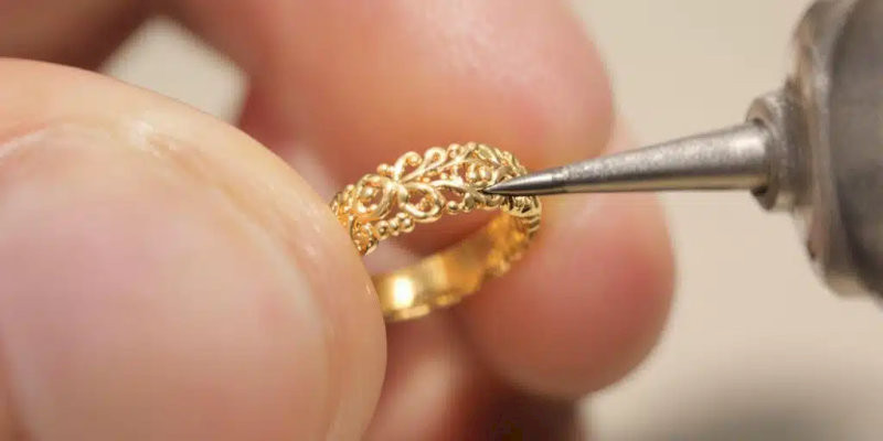 Vàng 24K rất mềm do đó móng tay/ đầu bút có thể để lại vết nhẹ (Nguồn ảnh: Internet)