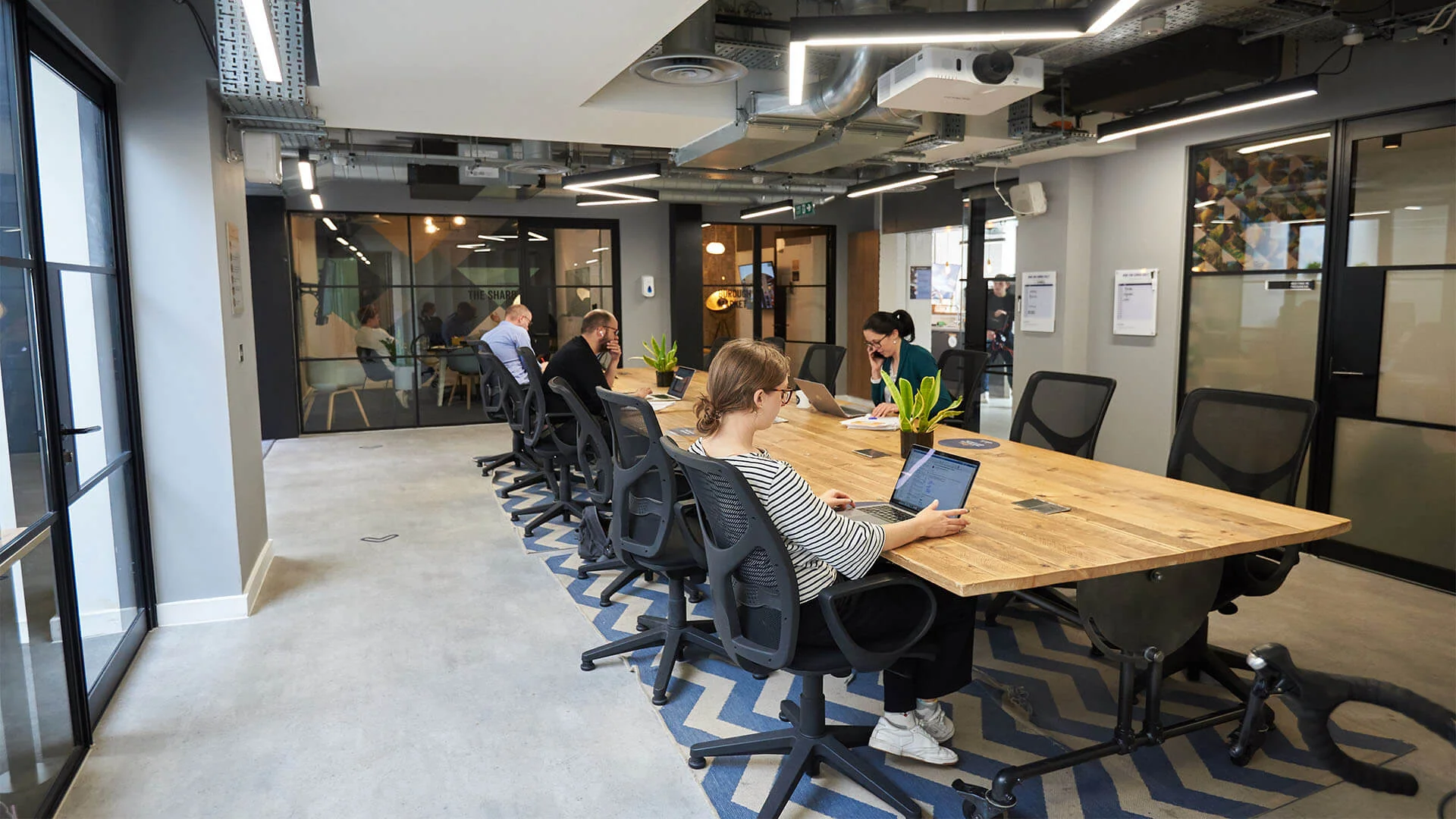 Bố trí văn phòng theo Phong cách thiết kế văn phòng chia sẻ Co‑working (Co‑working)