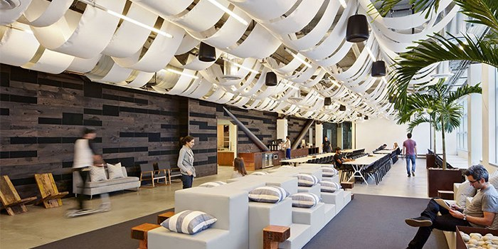 Các văn phòng Dropbox được đặt trong tòa nhà Sarona ở trung tâm nhộn nhịp của thành phố Tel Aviv và trải rộng 1800 mét vuông.
