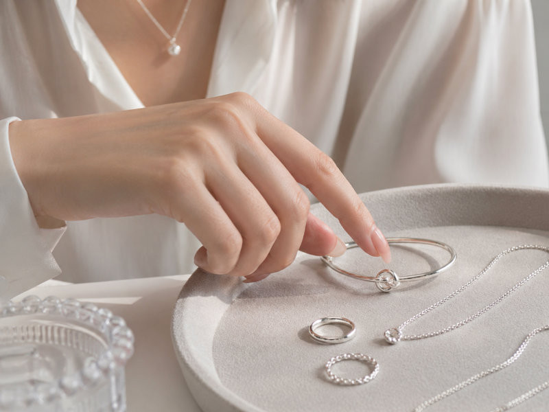 Các loại nước hoa, mỹ phẩm, hoặc mồ hôi tay chứa các axit amin và muối clorua sẽ ăn mòn lớp bảo vệ bên ngoài, làm bạc mất đi độ bóng tự nhiên.