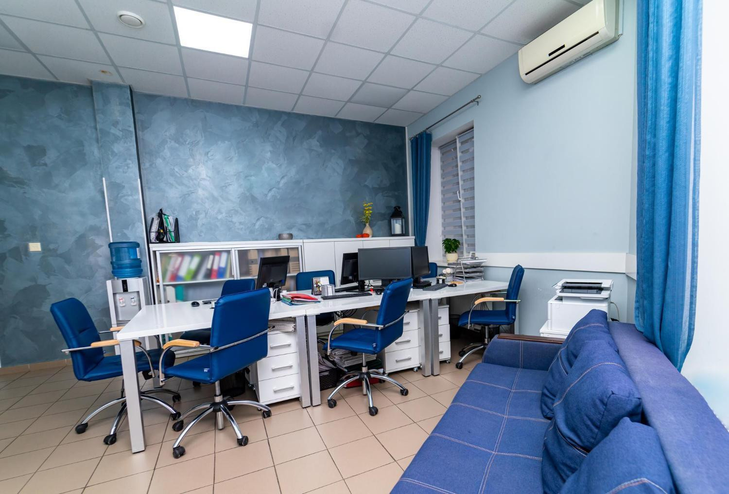 Mẫu 10: Bố trí văn phòng làm việc nhỏ tông màu xanh da trời