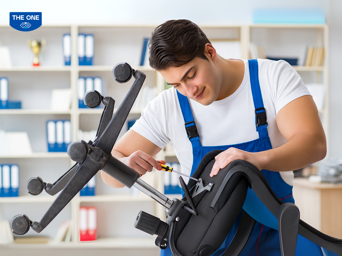 Gắn chặt các ốc vít phần nệm ghế với chân đé