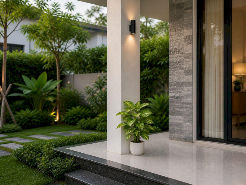 Đặt Cây Trầu Bà ở cạnh cột hiên giúp gia chủ duy trì sự kiên định và vượt qua khó khăn