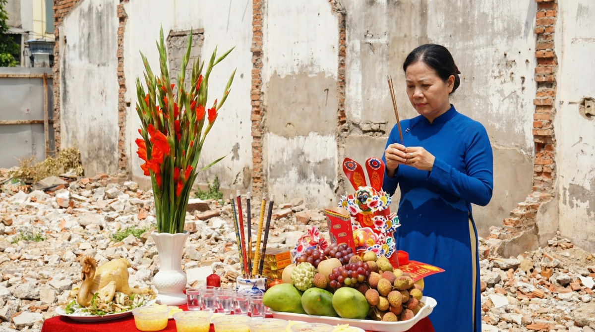 Người được mượn tuổi thay mặt gia chủ tiến hành nghi thức dâng hương để hóa giải hạn Kim Lâu (Nguồn: Internet).