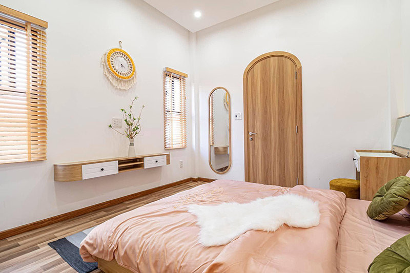 Gương cạnh cửa ra vào giúp đón sáng và khuếch đại sinh khí mà không ảnh hưởng giấc ngủ (Nguồn: Internet)