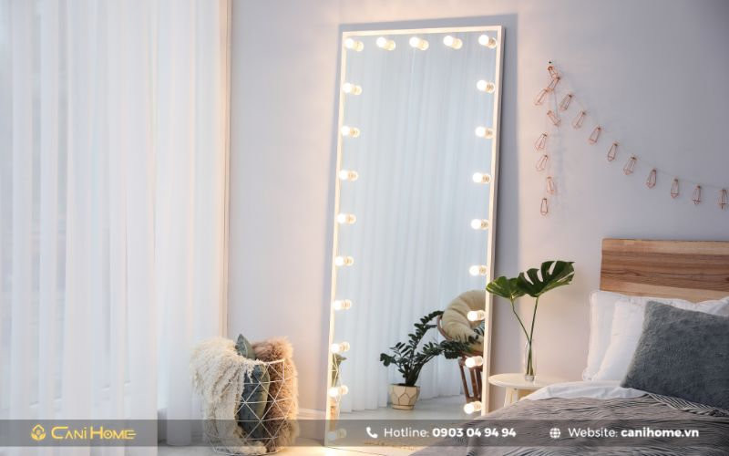 Gương đặt cạnh cửa sổ – mẹo kinh điển để "nới rộng" phòng ngủ nhỏ mà không cần đập tường (Nguồn: Internet)