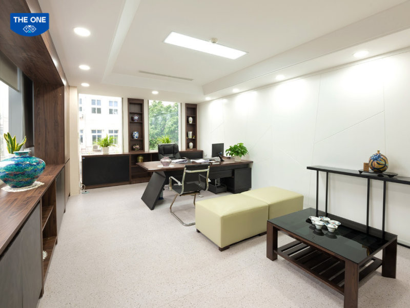 Bố trí đối xứng trong phòng lãnh đạo tạo cảm giác uy quyền, trật tự và chuyên nghiệp.