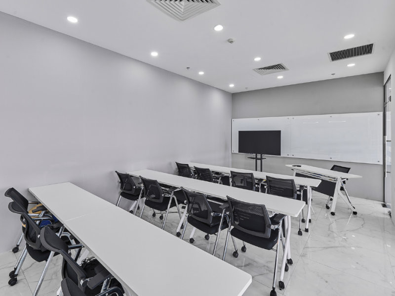 Không gian đào tạo tối giản với hệ thống bàn chân gấp linh hoạt và ghế lưới công thái học giúp tối ưu hóa diện tích và công năng sử dụng.