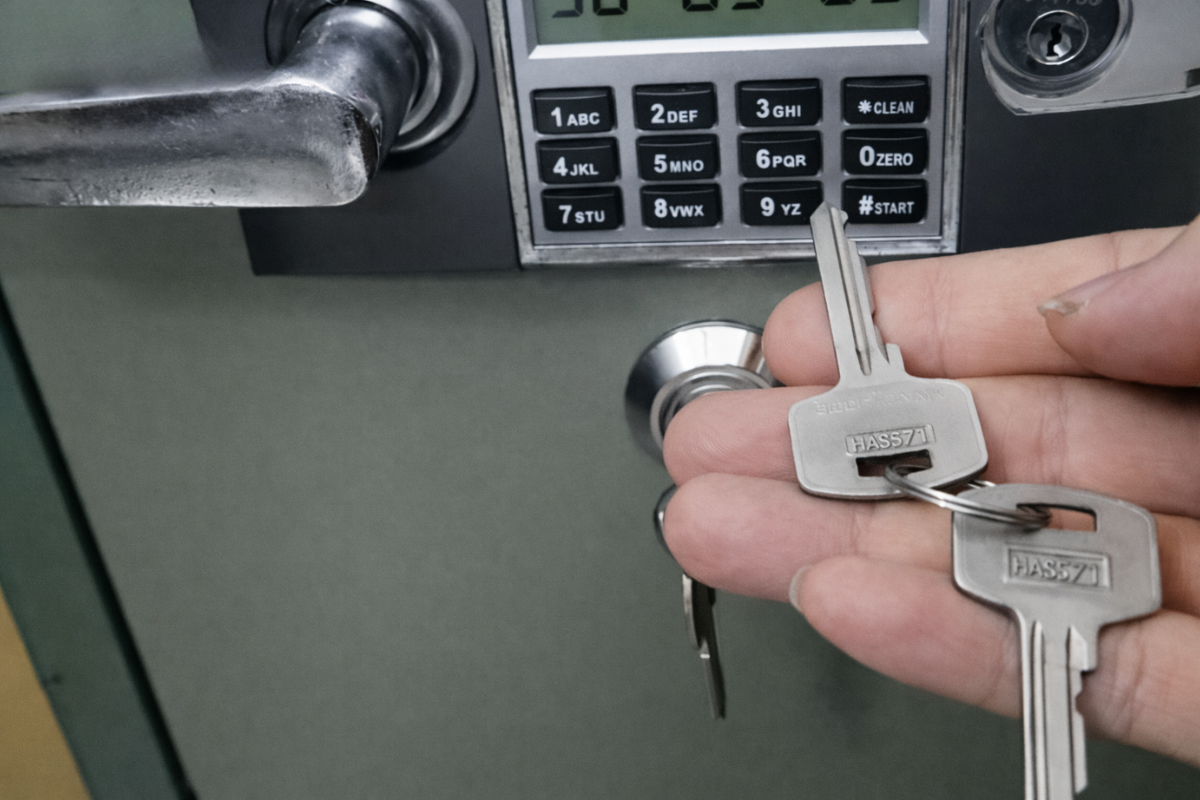 mật khẩu két sắt mặc định - Vị trí lỗ chìa dự phòng két sắt điện tử The One