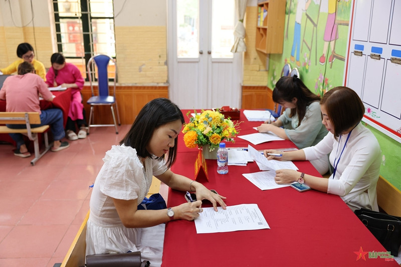 Phụ huynh làm hồ sơ nhập học cho con. (Nguồn: Internet)