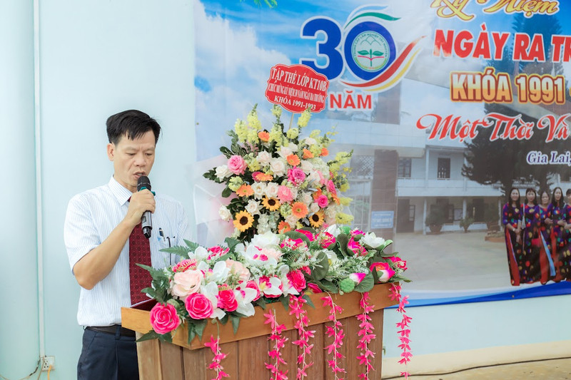 Cựu học viên Phạm Bá Tỏa đại diện toàn thể học viên Trường Đại học Lâm nghiệp tại tỉnh Gia Lai khóa 1991-1993 phát biểu. (Nguồn: Internet)