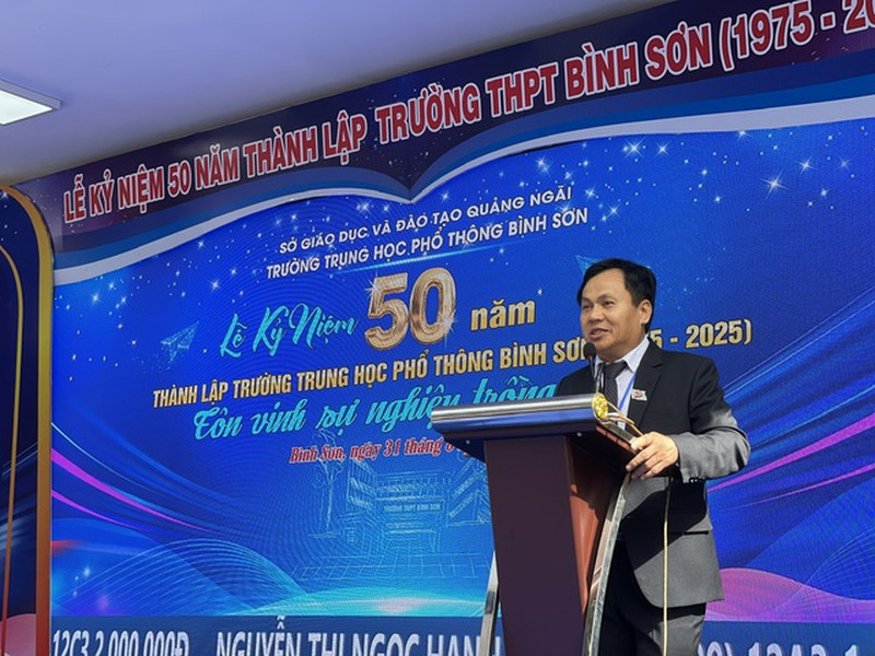 Ông Phạm Thạch Sinh, Hiệu trưởng Trường THPT Bình Sơn, phát biểu kỷ niệm 50 ngày thành lập trường. (Nguồn: Internet)
