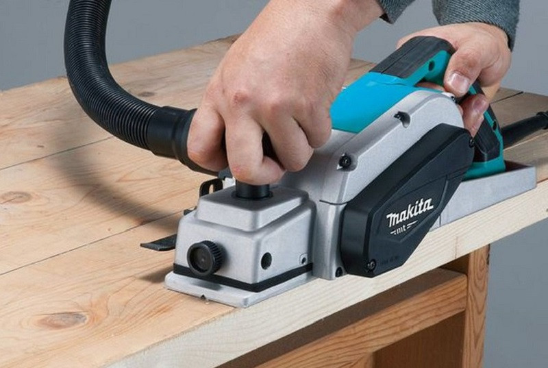 sử dụng máy bào gỗ cầm tay