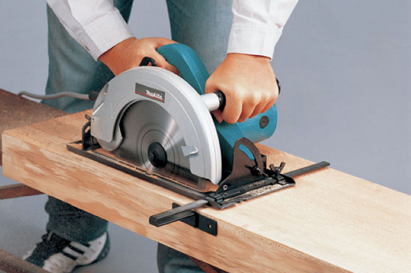 Máy cưa gỗ cầm tay chạy điện