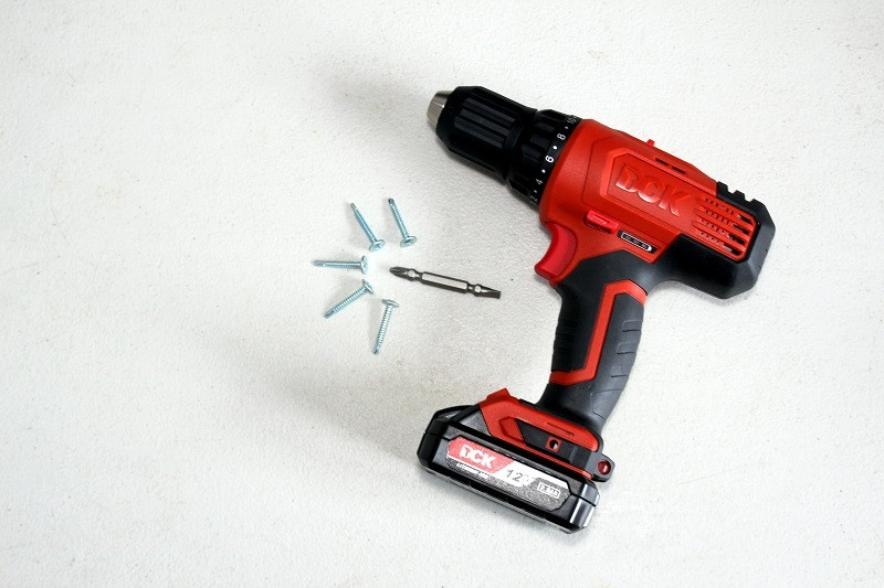 máy khoan vặn vít cầm tay