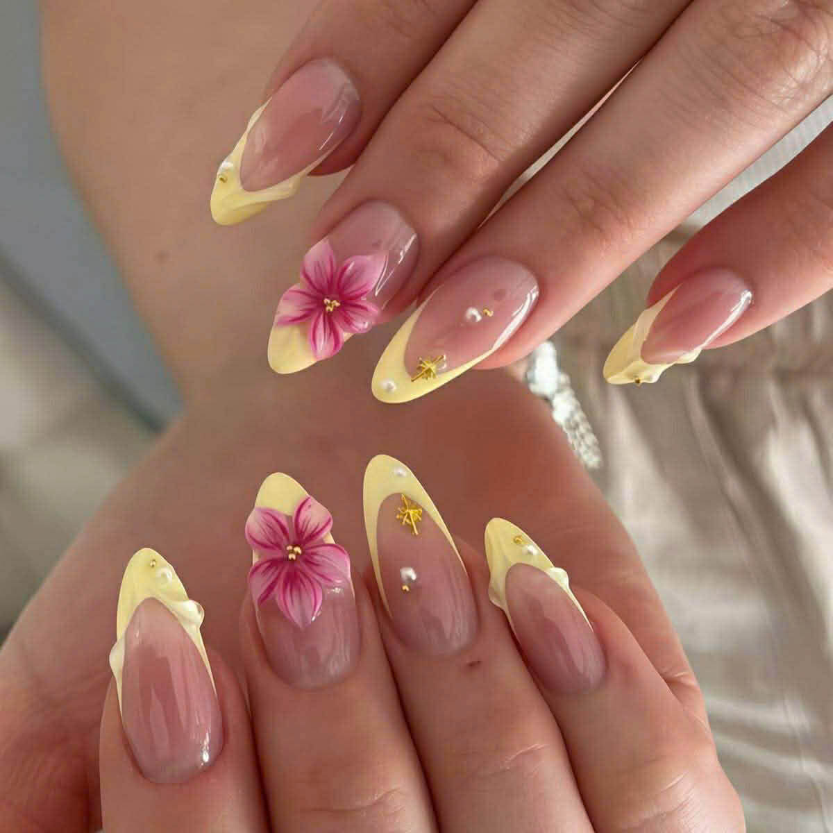 Icon of nail file and nail art supplies