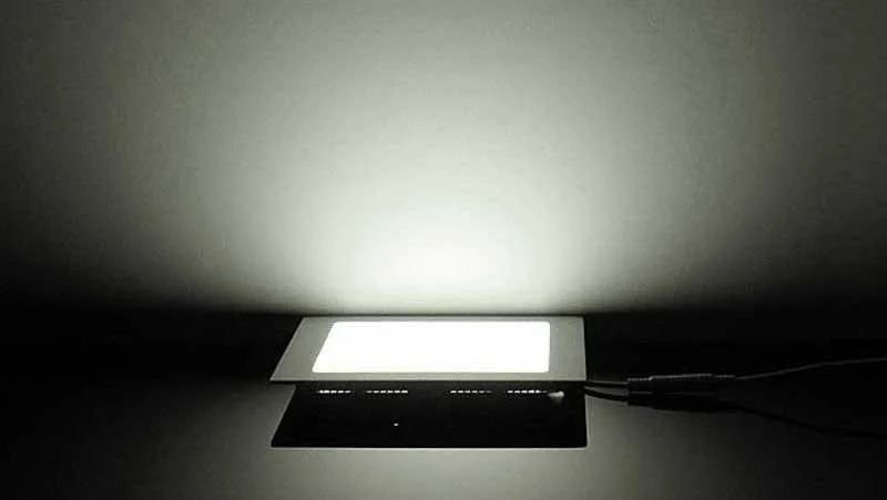 den-led-am-tran-loai-nao-tot-5