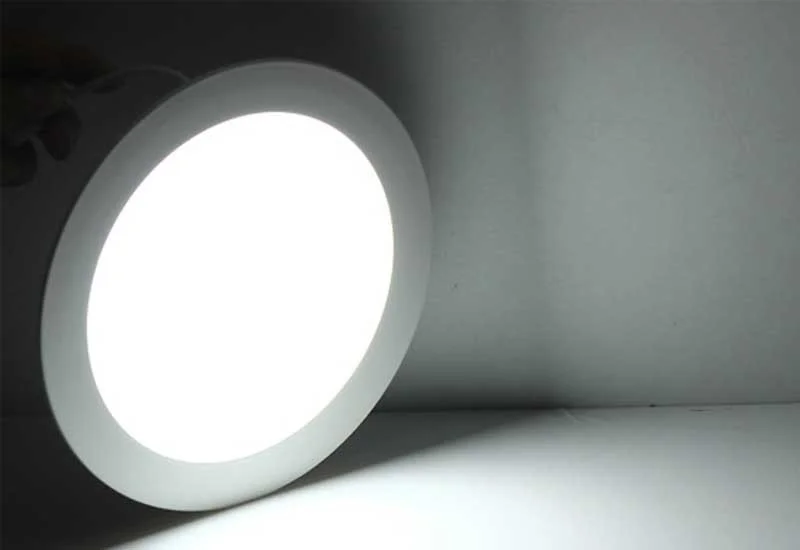 den-led-am-tran-loai-nao-tot-6