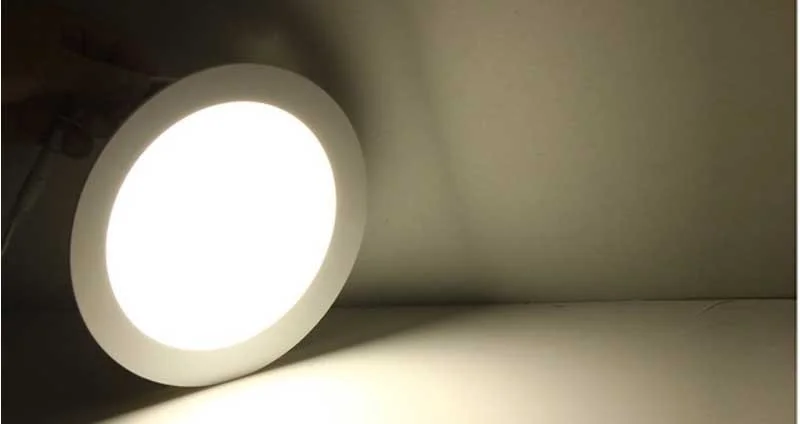 den-led-am-tran-loai-nao-tot-7