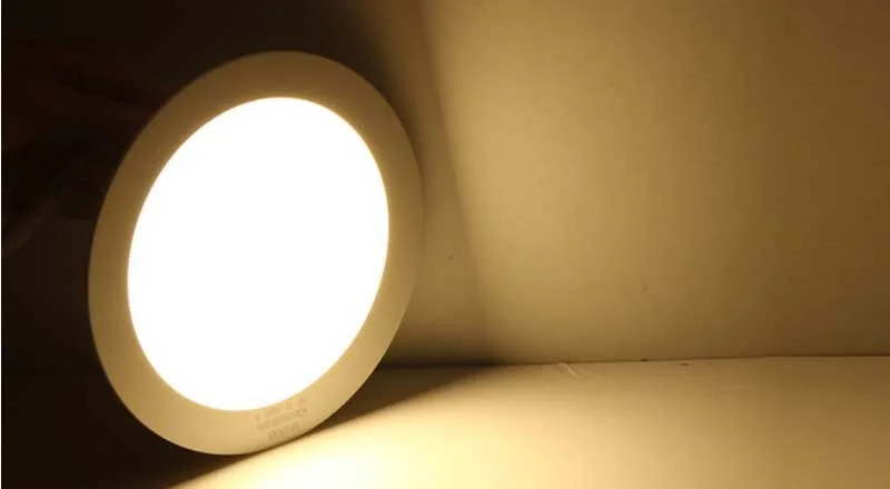 den-led-am-tran-loai-nao-tot-8