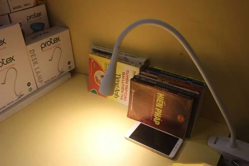 Đèn kẹp bàn học Protex - Đèn học kẹp bàn Protex