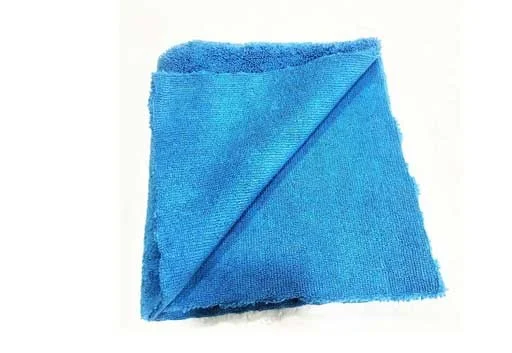 Chuẩn bị khăn mềm để vệ sinh đèn chùm