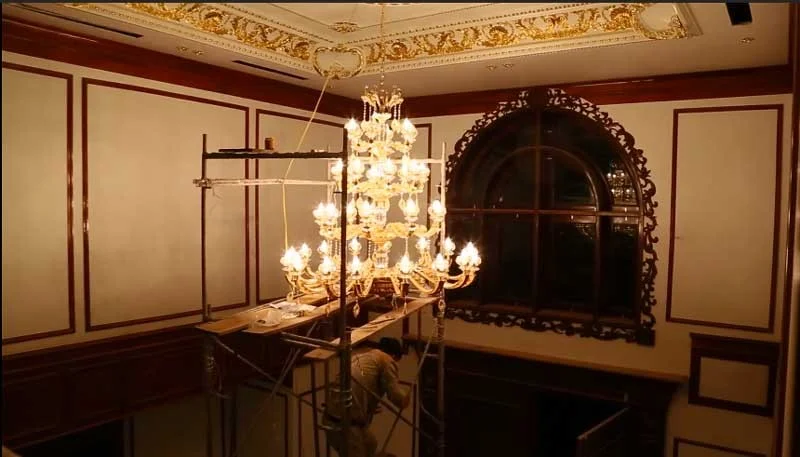 đèn chùm thông tầng treo sảnh khách sạn