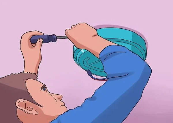 Nới lỏng các vít giữ thân quạt với giá đỡ trên trần nhà