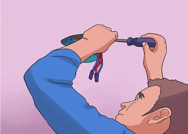 Tháo thân quạt khỏi bản lề trên giá đỡ