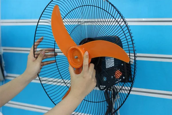 Kiểm tra cánh quạt điện trước khi sửa