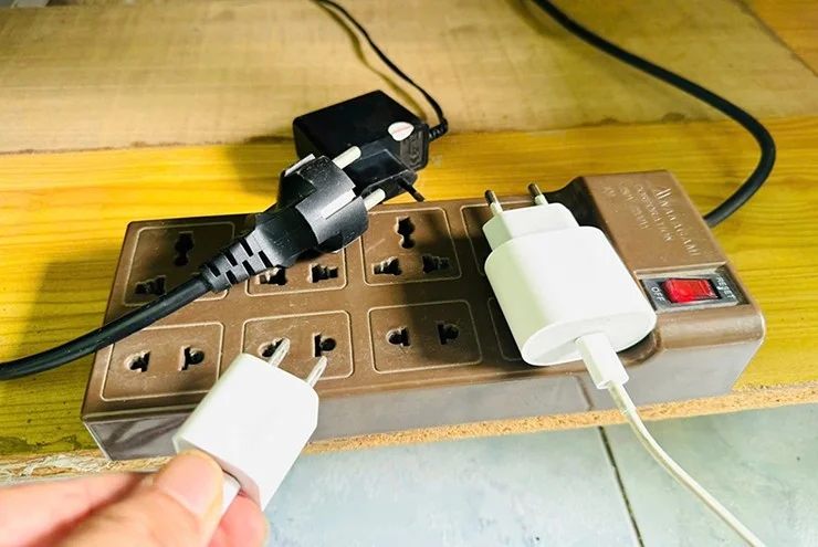 Cắm nhầm điện 220V vào thiết bị 100V